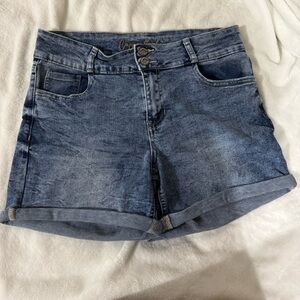 Light washed, mid rise, denim shorts